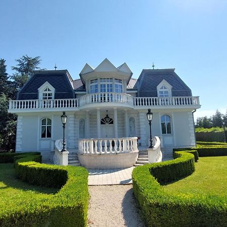 Апартаменты Castle Garden *** Сомбатхей Экстерьер фото