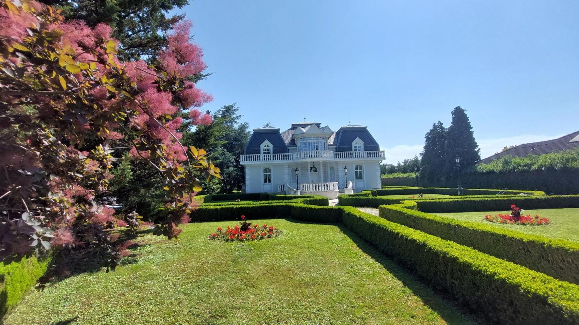 Апартаменты Castle Garden *** Сомбатхей Экстерьер фото