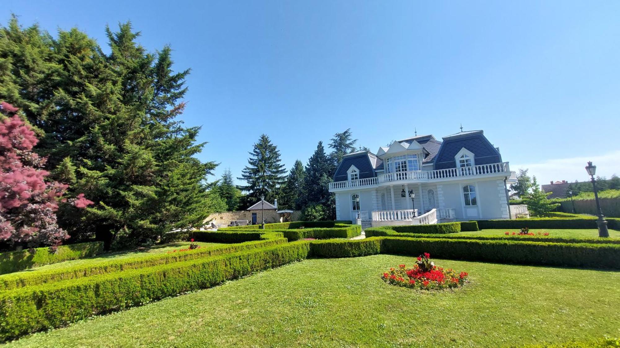 Апартаменты Castle Garden *** Сомбатхей Экстерьер фото