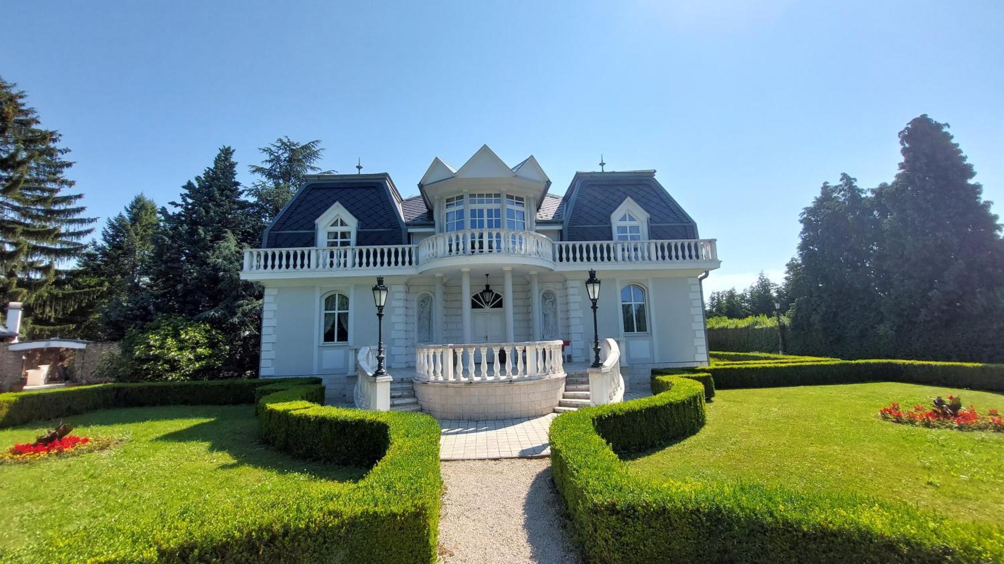 Апартаменты Castle Garden *** Сомбатхей Экстерьер фото